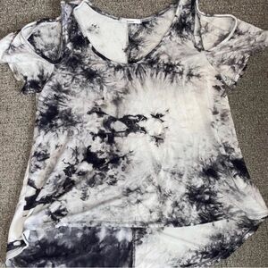 Acemi Black and White Tie-Dye Cold Shoulder Top